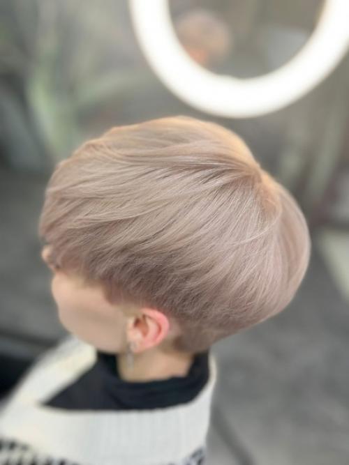 Как бы не утверждали, что женщина красивее с роскошными длинными волосами, модные короткие женские стрижки взорвали подиум сезона 2022-2023. 01