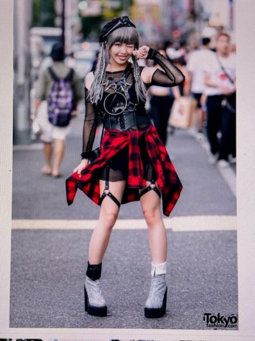 Новогодняя фитнес- тренировка!  Повеселились от души!  Все девчата просто. Спасибо Анечке за такой чудесный вечер и позитивное настроение! 01