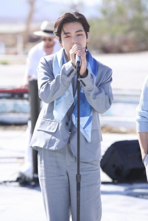 Allkpop лучшие модные моменты V из BTS: самые элегантные зимние образы Ким тэхёна. 03