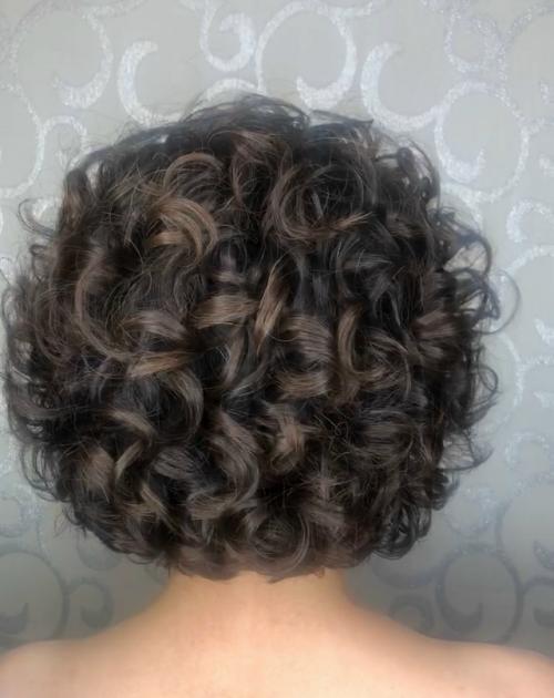 Почему перед завивкой нужна стрижка слоями? 
