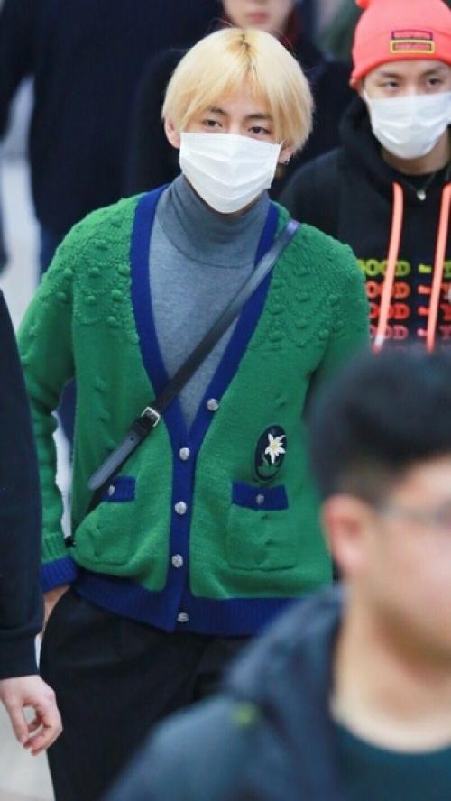 Allkpop лучшие модные моменты V из BTS: самые элегантные зимние образы Ким тэхёна. 02