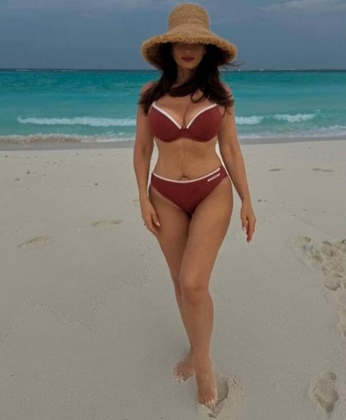 Анфиса Чехова поделилась фото в бикини в честь 48-го дня рождения. 01