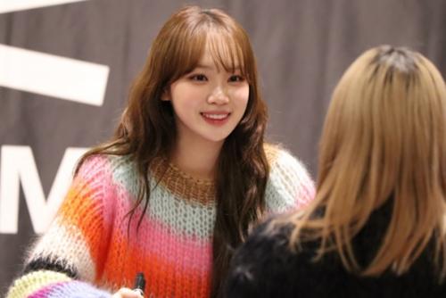 Фанаты рады видеть, как Chaewon (LE Sserafim) вернула образ эры IZ * ONE. 02