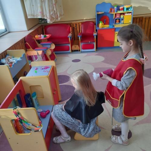 Детскийсадберёзка. На этой неделе ребята подробно с профессией Парикмахер ознакомились. 08