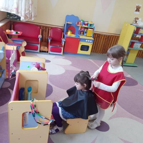 Детскийсадберёзка. На этой неделе ребята подробно с профессией Парикмахер ознакомились. 07