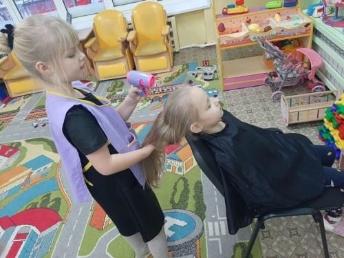 Детскийсадберёзка. На этой неделе ребята подробно с профессией Парикмахер ознакомились. 05