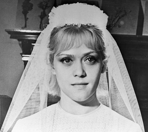 8 декабря 1934 года 83 года назад родилась Алиса Фрейндлих, советская и российская актриса театра и кино, народная артистка Ссср. 05