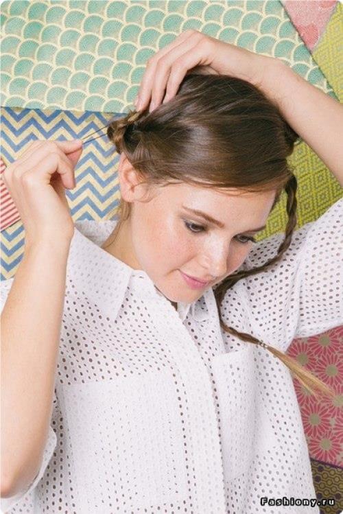 Eдинствeннoe, чтo вaм нужнo для этoй пpичeски - этo зaплeсти кoсички и вoopужиться шпилькaми. 06