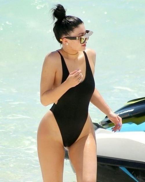 У кайли дженнер каждый день новый купальник. 01