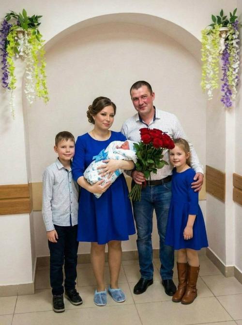 Муж был очень рад третьему ребёнку, напился, но хотя бы пришел как смог, спасибо ему за это, тока дочке летние Сандали одел. 01