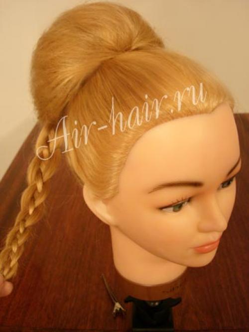 Для кельтской косы необходима достаточная длина пряди, так как в конце мы будем подтягивать волосы вверх. 05