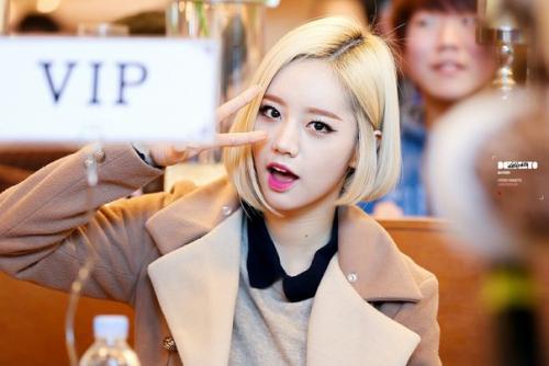 16 женщин айдолов, которые шокировали фанатов неожиданно обрезав свои длинные волосы (1). 07