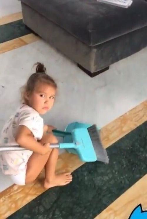 Средняя дочь джигана лея очень забавная малышка. 05