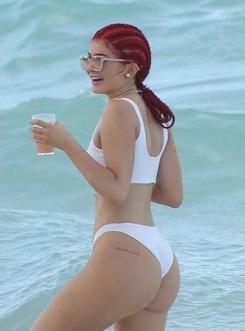 У кайли дженнер каждый день новый купальник. 03