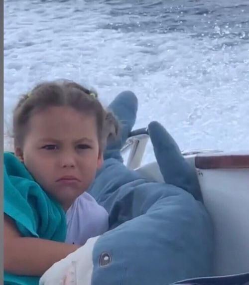 Средняя дочь джигана лея очень забавная малышка. 06