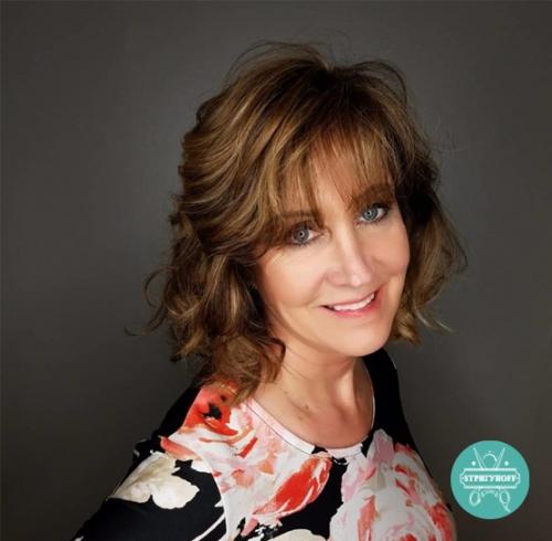 Женщина за 50 лет может выглядеть красиво и ухожено если правильно подобрать красивую стрижку волос, а также цвет. 02