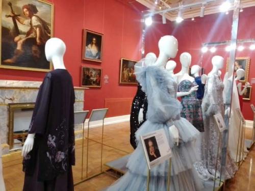 В НГХМ- дом Сироткина открылась выставка Платье с Историей. 01 В НГХМ- дом Сироткина открылась выставка Платье с Историей. 01