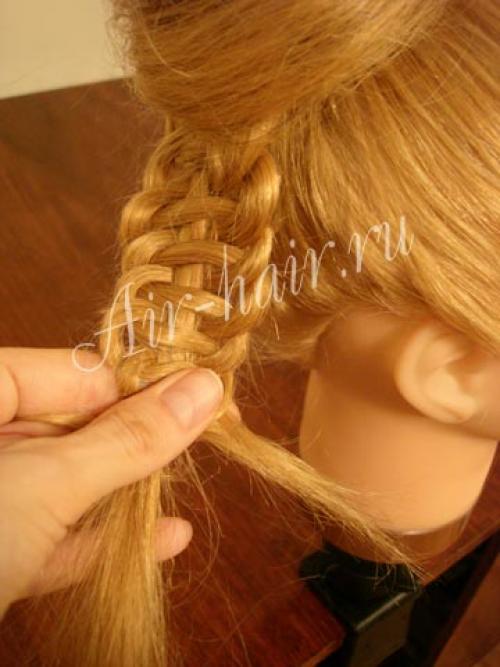 Для кельтской косы необходима достаточная длина пряди, так как в конце мы будем подтягивать волосы вверх. 06