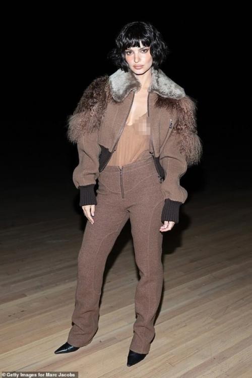 ДА - Чёлке, НЕТ - Лифчику, - говорит Эмили ратаковски на новом показе Marc Jacobs. 02