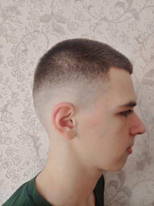 Стрижка Цезарь -  это мужская прическа с прямой или округлой чёлкой, выбритыми висками и затылком. 01