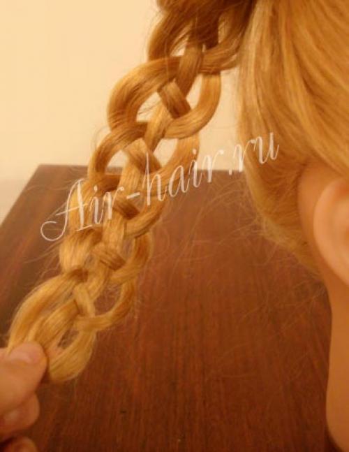 Для кельтской косы необходима достаточная длина пряди, так как в конце мы будем подтягивать волосы вверх. 07