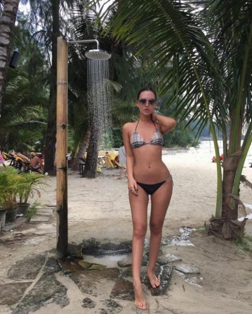 Многие критикуют эту учительницу из Караганды за фото, которые она выкладывает и одежду, которую она носит. 06