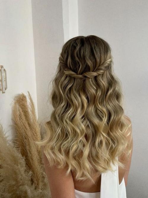 Свадебная мода циклична, но вот уже многие годы остается актуальным нежность и легкость как среди причесок, так и среди макияжа. 05 Свадебная мода циклична, но вот уже многие годы остается актуальным нежность и легкость как среди причесок, так и среди макияжа. 05