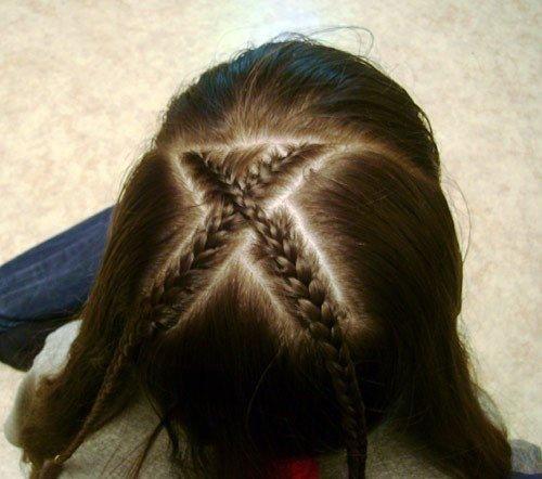 Римская Сеточка. Горизонтальным пробором разделить волосы на две части (верхнюю и нижнюю. 01