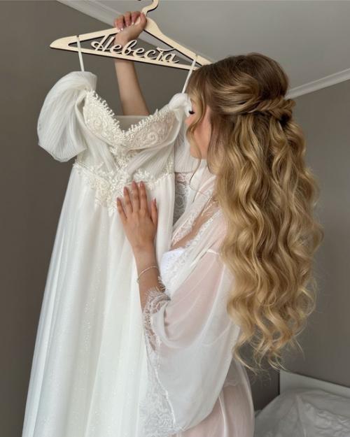 Свадебная мода циклична, но вот уже многие годы остается актуальным нежность и легкость как среди причесок, так и среди макияжа. 04 Свадебная мода циклична, но вот уже многие годы остается актуальным нежность и легкость как среди причесок, так и среди макияжа. 04