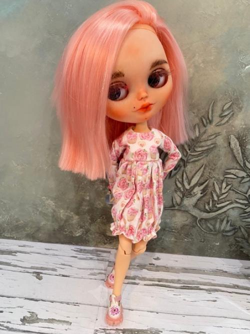 Роззи сменили прическу, сделали косое каре, хоть и на фото это плохо видно, но главное теперь она себе нравится и мне очень. 02