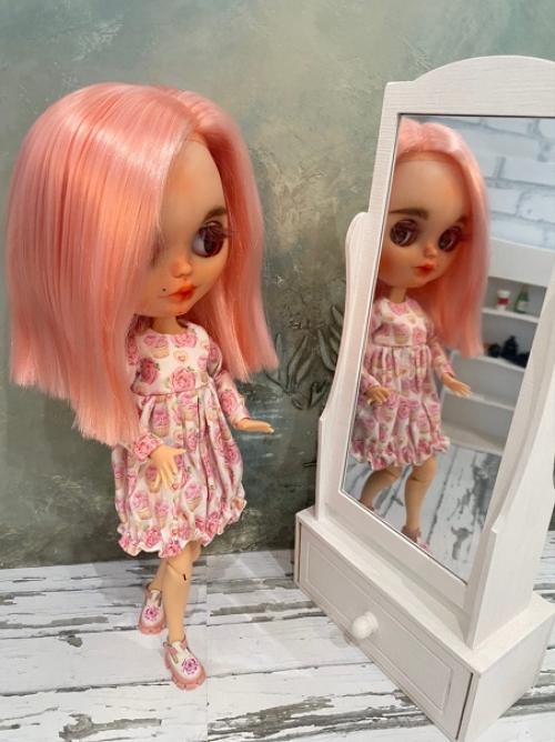 Роззи сменили прическу, сделали косое каре, хоть и на фото это плохо видно, но главное теперь она себе нравится и мне очень. 01