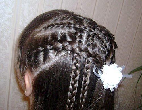 Римская Сеточка. Горизонтальным пробором разделить волосы на две части (верхнюю и нижнюю. 02