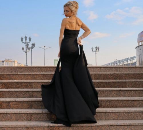 На первый взгляд, идеальные фото с идеальной красоткой. 01