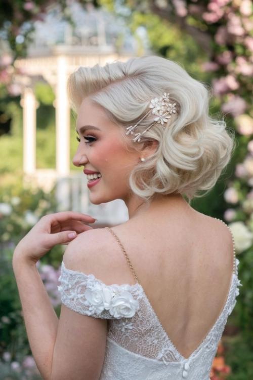 Свадебная мода циклична, но вот уже многие годы остается актуальным нежность и легкость как среди причесок, так и среди макияжа. 08 Свадебная мода циклична, но вот уже многие годы остается актуальным нежность и легкость как среди причесок, так и среди макияжа. 08