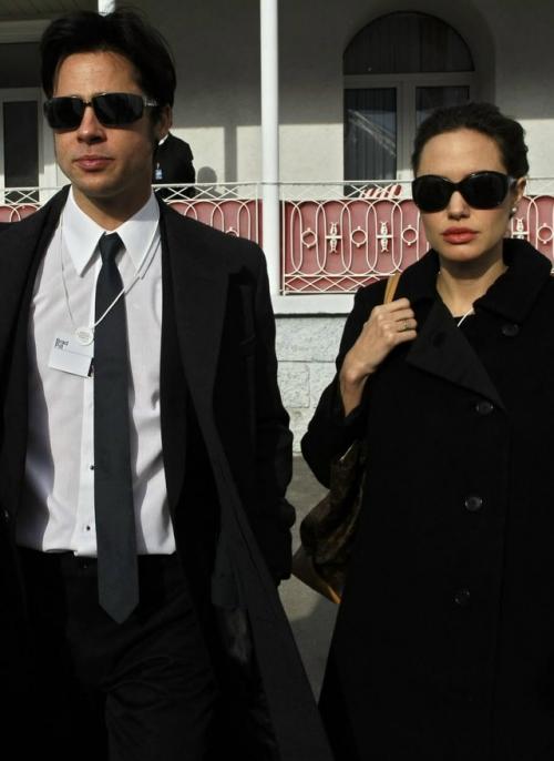 Брэд питт часто непроизвольно повторяет стиль своих партнерш. 06