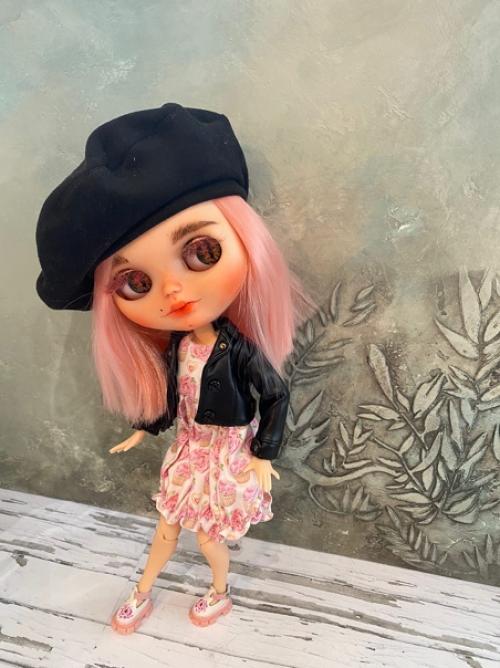 Роззи сменили прическу, сделали косое каре, хоть и на фото это плохо видно, но главное теперь она себе нравится и мне очень. 04