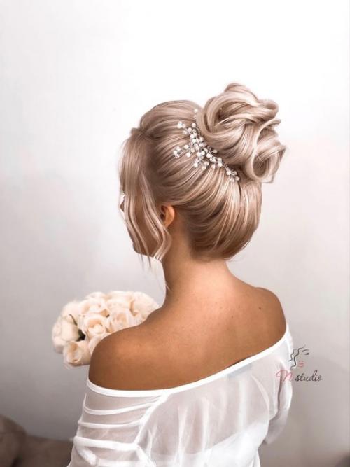 Свадебная мода циклична, но вот уже многие годы остается актуальным нежность и легкость как среди причесок, так и среди макияжа. 01 Свадебная мода циклична, но вот уже многие годы остается актуальным нежность и легкость как среди причесок, так и среди макияжа. 01