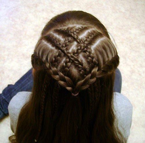 Римская Сеточка. Горизонтальным пробором разделить волосы на две части (верхнюю и нижнюю. 03