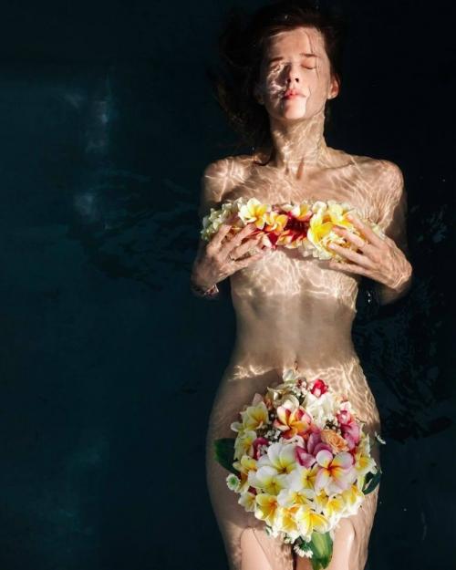 Супруг актрисы Катерины шпицы, профессиональный фотограф, поздравил жену с международным женским днём.

