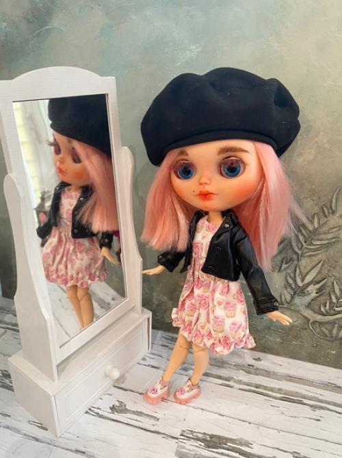 Роззи сменили прическу, сделали косое каре, хоть и на фото это плохо видно, но главное теперь она себе нравится и мне очень. 03