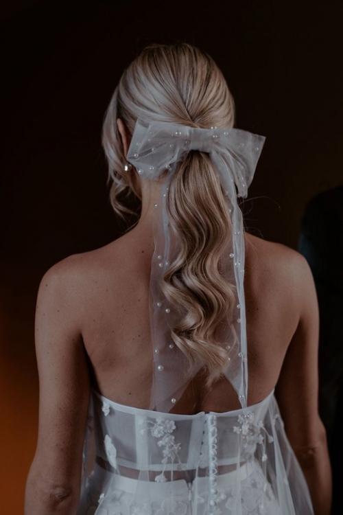 Свадебная мода циклична, но вот уже многие годы остается актуальным нежность и легкость как среди причесок, так и среди макияжа. 03 Свадебная мода циклична, но вот уже многие годы остается актуальным нежность и легкость как среди причесок, так и среди макияжа. 03