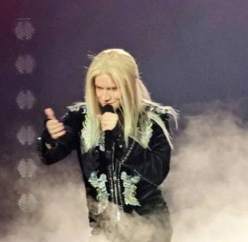 Шаман пошел на крайние меры и удлинил себе волосы. 02