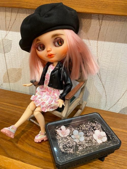 Роззи сменили прическу, сделали косое каре, хоть и на фото это плохо видно, но главное теперь она себе нравится и мне очень. 05