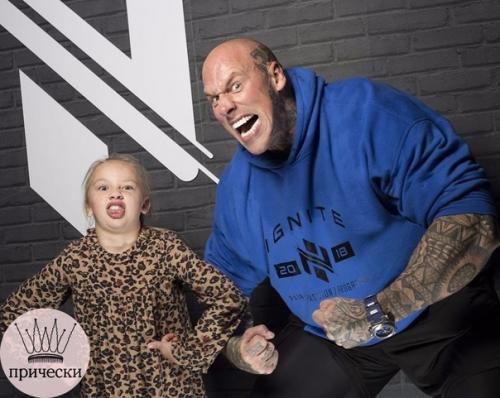 С таким отцом девочку никто обижать точно не будет. 03