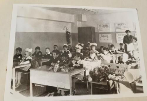 Дети 90-х, рабочий посёлок, крыльцо школы и учительница, которая заметила мой огонёк. 02