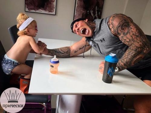 С таким отцом девочку никто обижать точно не будет. 01