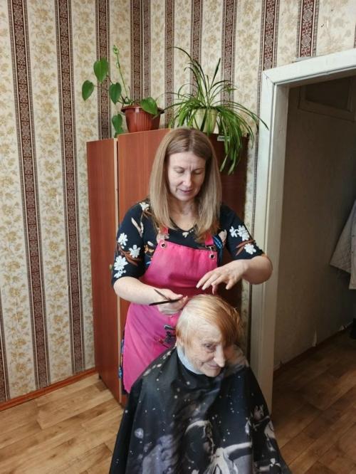 Волонтер - парикмахер посетила с благотворительной акцией дом социального обслуживания. 02