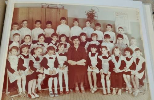 Дети 90-х, рабочий посёлок, крыльцо школы и учительница, которая заметила мой огонёк. 04