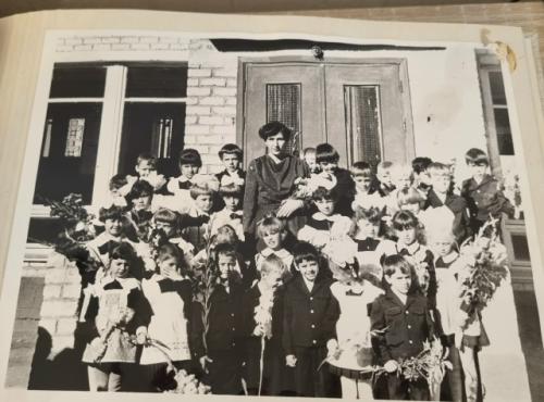 Дети 90-х, рабочий посёлок, крыльцо школы и учительница, которая заметила мой огонёк. 03