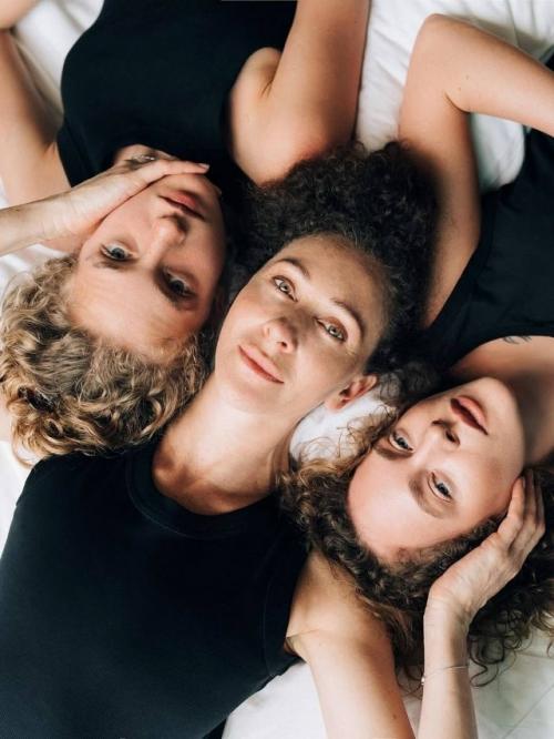 Как это трогательно: архивные фото Аглаи Тарасовой и её тёплое поздравление маме Ксении Раппопорт с 52 летием! 04